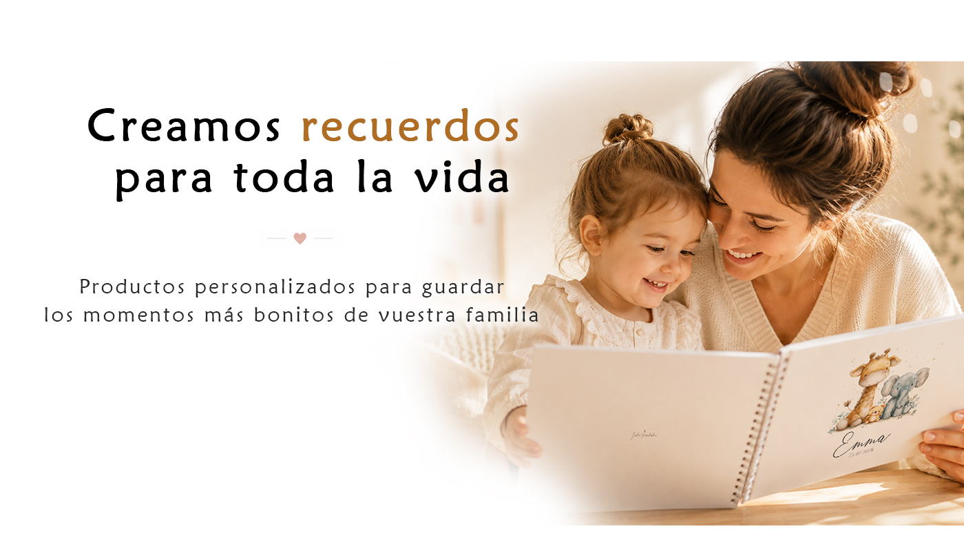 Madre y niña viendo un álbum de fotos personalizado hecho a mano. Productos personalizados para crear recuerdos familiares.