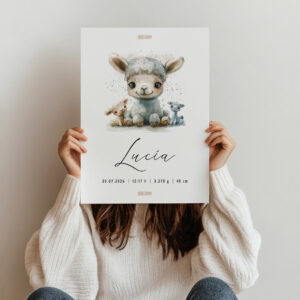 Mujer sosteniendo una lámina de nacimiento personalizada Alpaca tierna