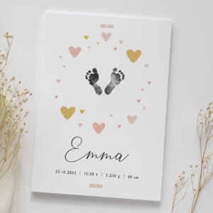 Lámina de nacimiento personalizada con huellas y corazones rosas