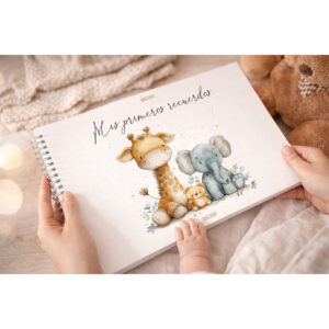 Álbum de fotos para bebé A4 hecho a mano, sostenido entre las manos. Ideal para guardar los primeros recuerdos del bebé.