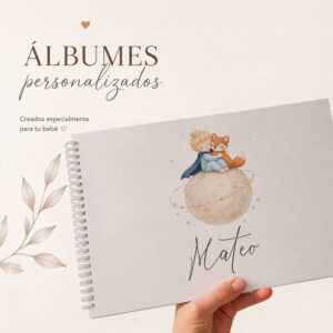 Álbum personalizado para bebé con diseño de niño y zorro sostenido en las manos