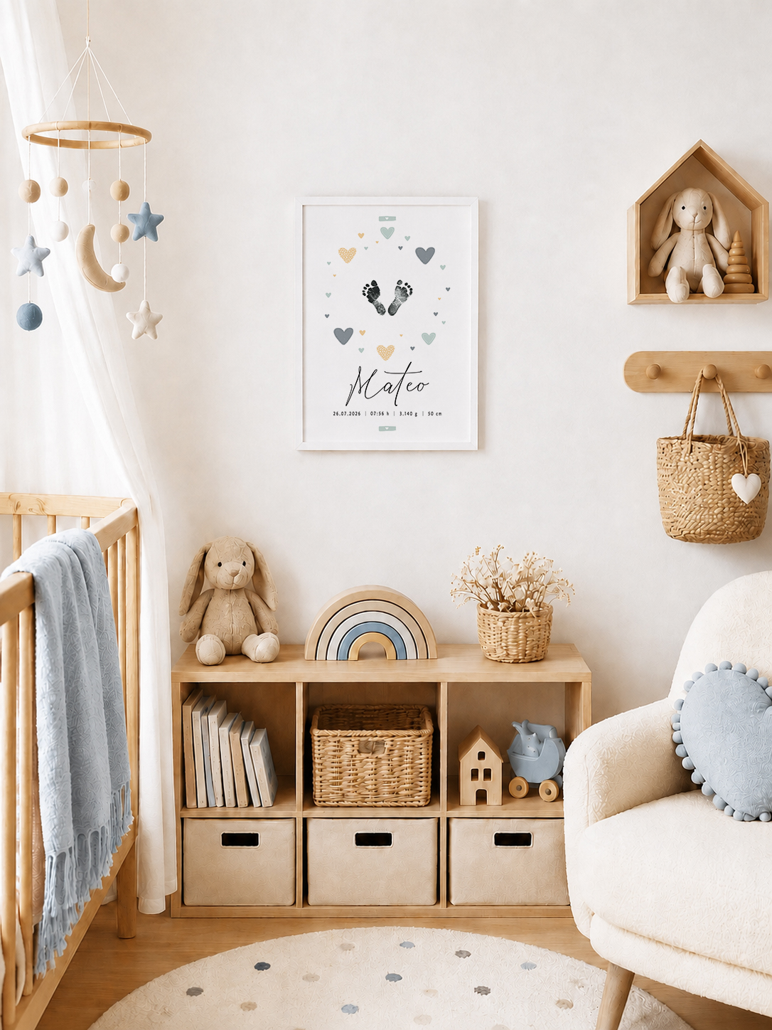 Lámina de nacimiento personalizada con corazones azules en una habitación de bebé