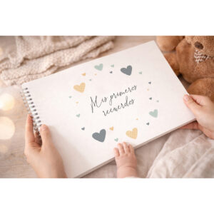 Álbum de fotos para bebé A4 hecho a mano, sostenido entre las manos. Ideal para guardar los primeros recuerdos del bebé.