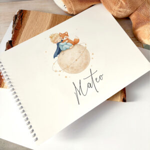 Álbum personalizado para bebé con el nombre y una ilustración de un niño y un zorro sobre la luna