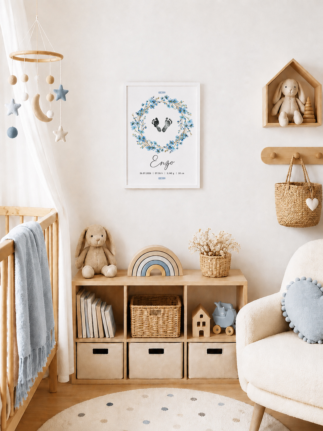 Lámina de nacimiento personalizada con flores azules en una habitación de bebé
