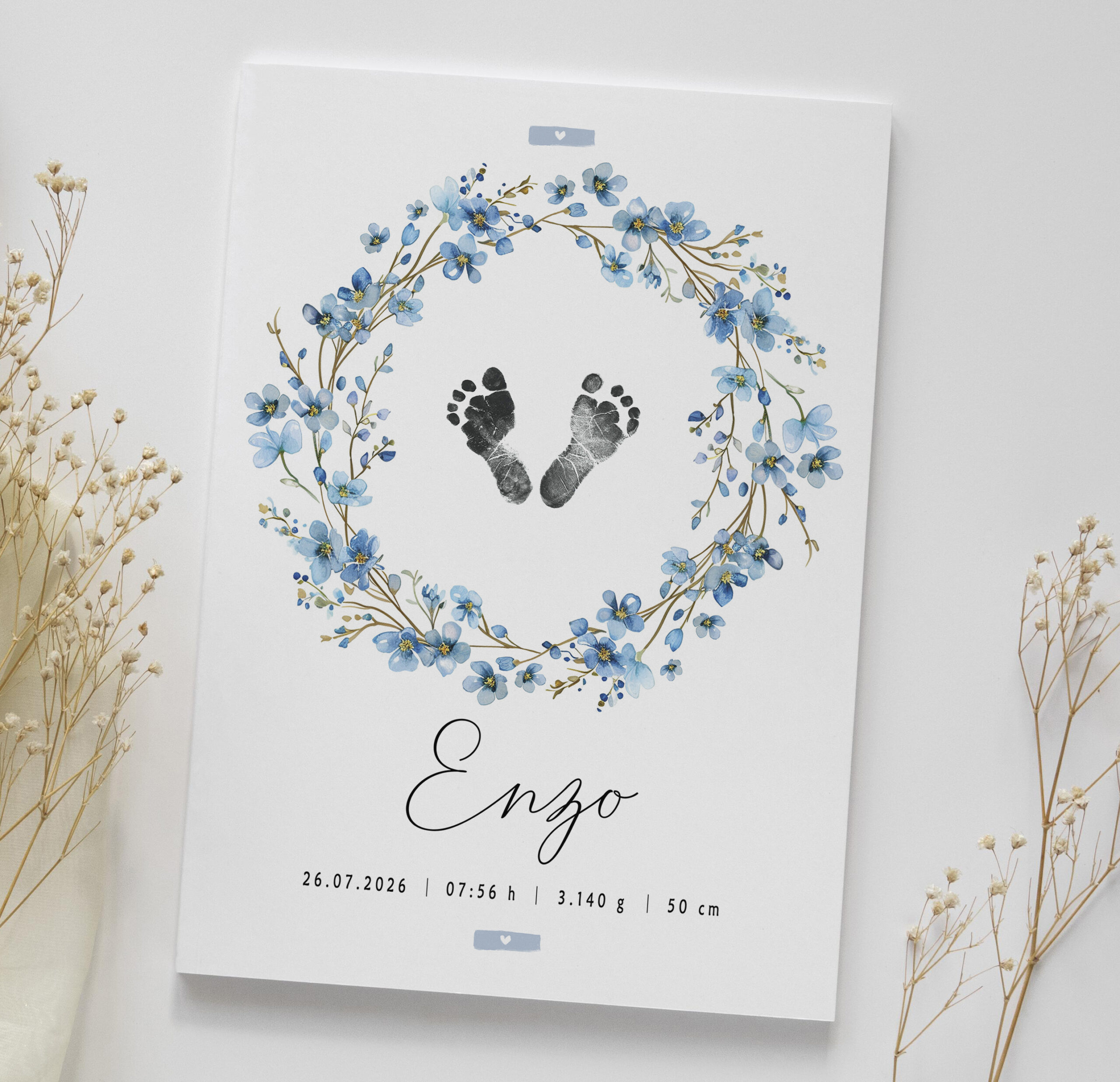 Lámina de nacimiento personalizada con huellas y flores azules