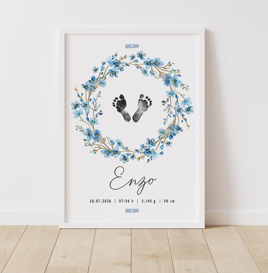 Lámina de nacimiento personalizada con huellas y flores azules en marco blanco
