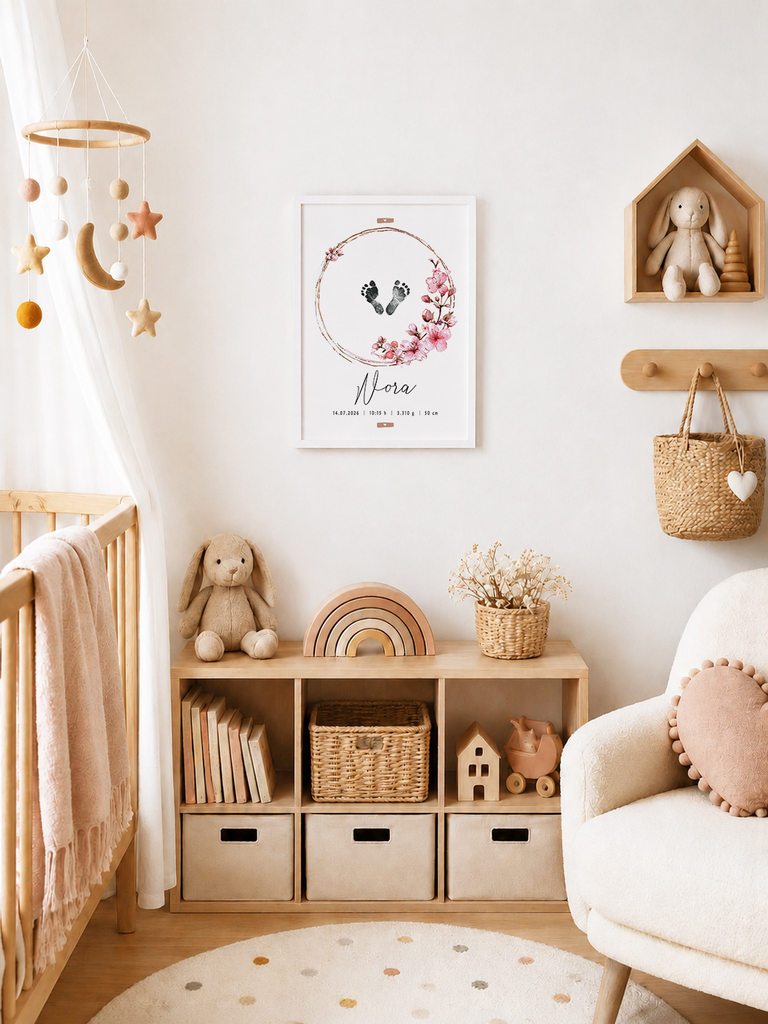 Lámina de nacimiento personalizada con flores de cerezo en una habitación de bebé