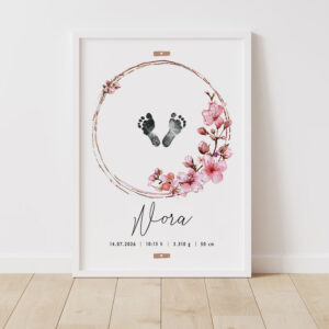 Lámina de nacimiento personalizada con huellas y flores de cerezo en marco blanco