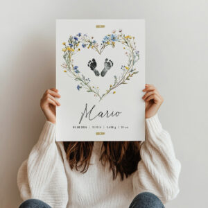 Mamá sosteniendo una lámina de nacimiento personalizada con flores silvestres