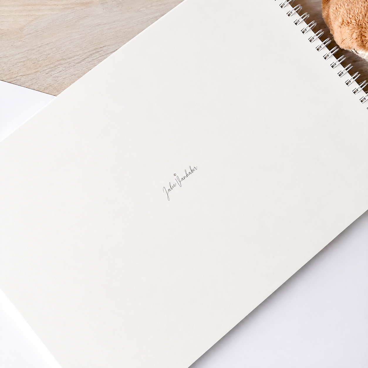 Parte trasera del álbum de fotos para bebé A4 con firma de la ilustradora Julie Vanhaber. Hecho a mano en España.