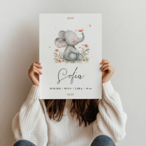 Mujer sosteniendo una lámina de nacimiento personalizada Elefante floral