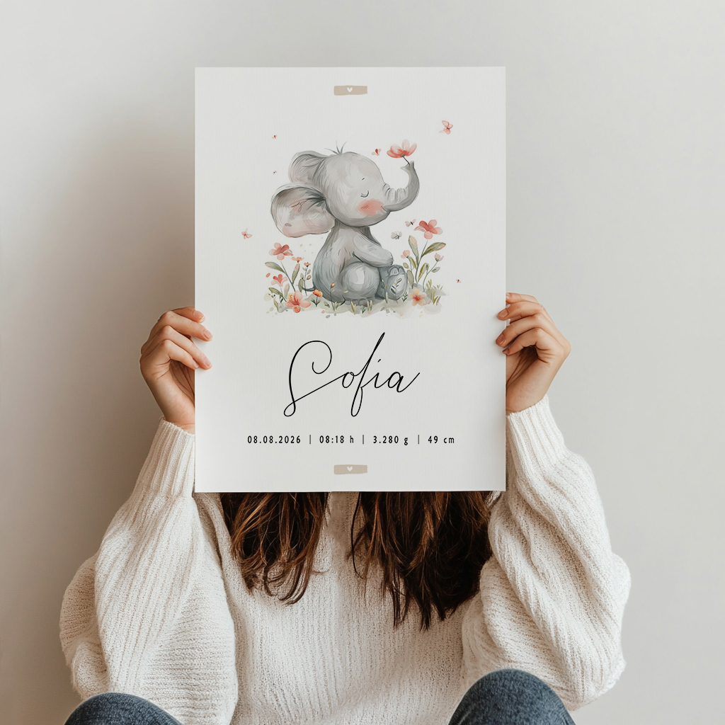 Mujer sosteniendo una lámina de nacimiento personalizada Elefante floral