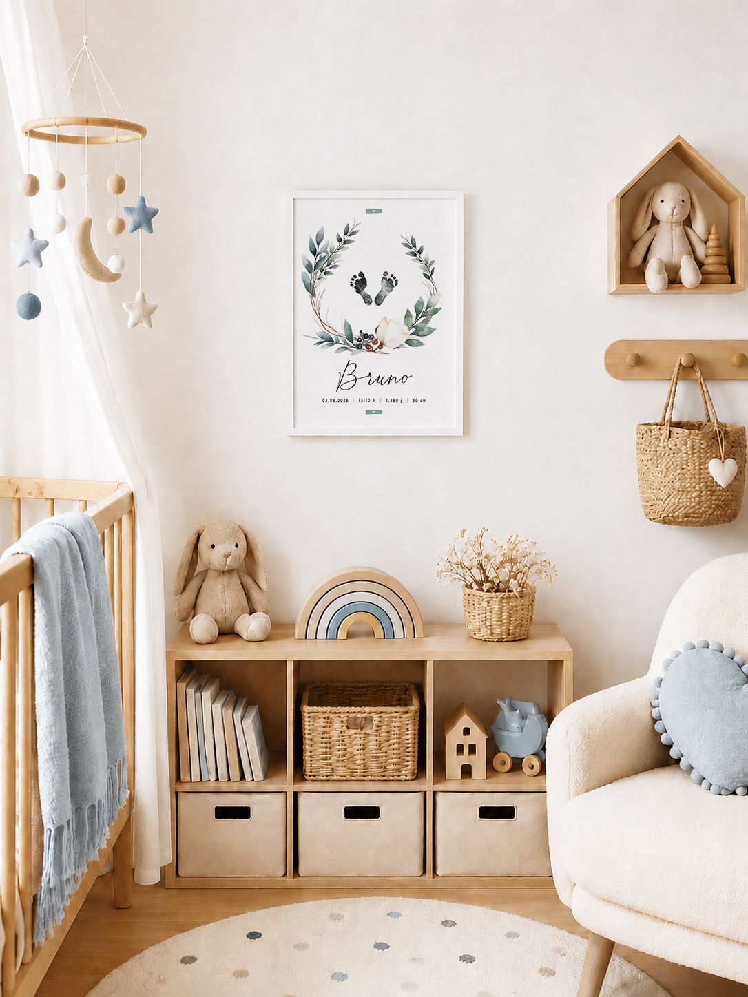 Lámina de nacimiento personalizada con corona botánica en una habitación de bebé