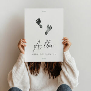 Mamá sosteniendo una lámina de nacimiento personalizada con minimalista